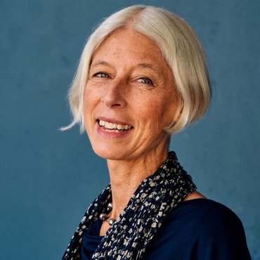 Die in New York lehrende Historikerin Dagmar Herzog lächelt für ein Portraitfoto in die Kamera.