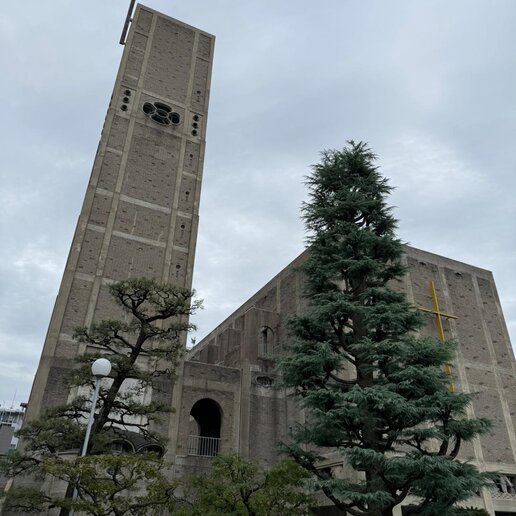Eine Kirche von außen vor blauem Himmel.