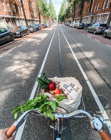 Fahrrad mit Korb mit Essen drin.