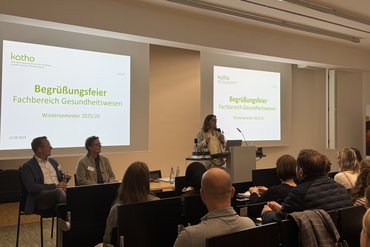 Die Dekanin begrüßt im Hörsaal die neuen Studierenden