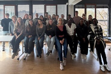 Gruppenfoto in der katho am Standort Köln mit der Rektorin Barbara Schermaier-Stöckl.