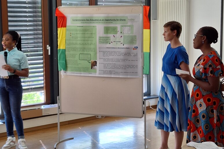 Auf das relevante Thema Sexualaufklärung in Ghana wiesen die beiden Austauschstudierenden Georgina Boateng und Salome Marie Delalie unter der Leitung von Prof.in Dr.in Karla Verlinden in ihrem Vortrag hin.