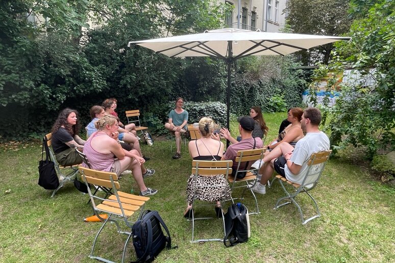 Austausch mit Oliver Reiner im Garten des soziokulturellen Zentrums „Die Villa“ 