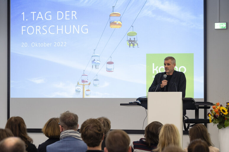 Dekan spricht vor plenum