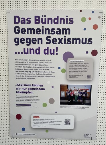 Das Plakat stellt das gemeinsame Bündnis gegen Sexismus vor.