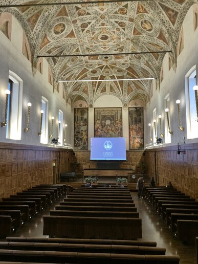 Ein imposanter Hörsaal der italienischen Hochschule in Mailand