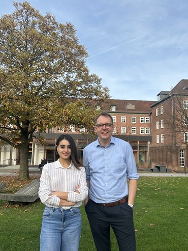 Stipendiatin, Sara Alaranji, mit Prof. Dr. Gregor Buß. Foto: katho/Charlotte Pleger