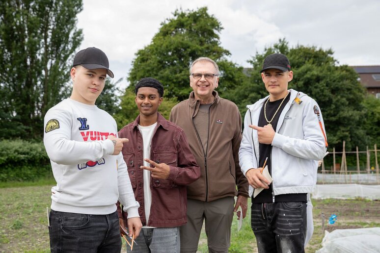 Vier Personen stehen zusammen.
