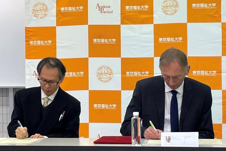 Zwei Männer unterzeichnen einen Vertrag