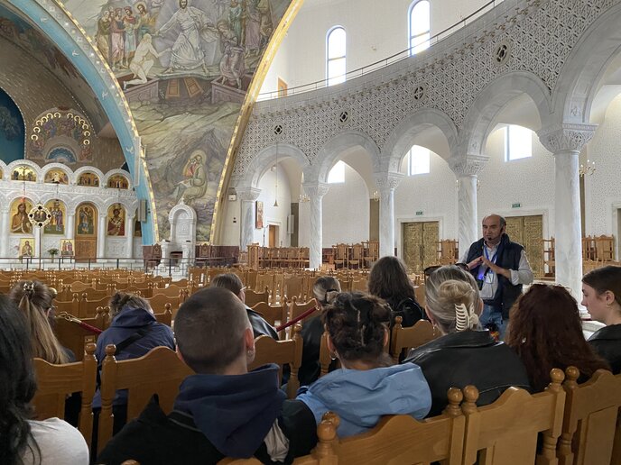 Menschen sitzen in den Bankreihen in der Kirche