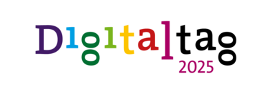 Logo vom Digitaltag 2025: Bunte Druckschrift mit Buchstaben in den Farben Lila, hellblau, grün, hellgrün, gelb, rot, magenta. Das Wort Tag ist in schwarz gehalten, die Jahreszahl darunter in magenta.