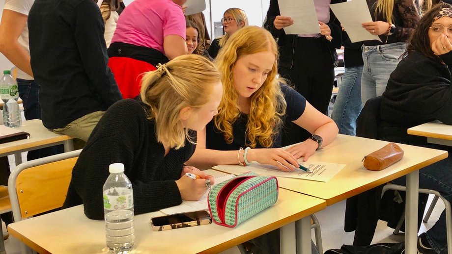 Zu sehen sind deutsche und französische Studierende während der Seminararbeit.