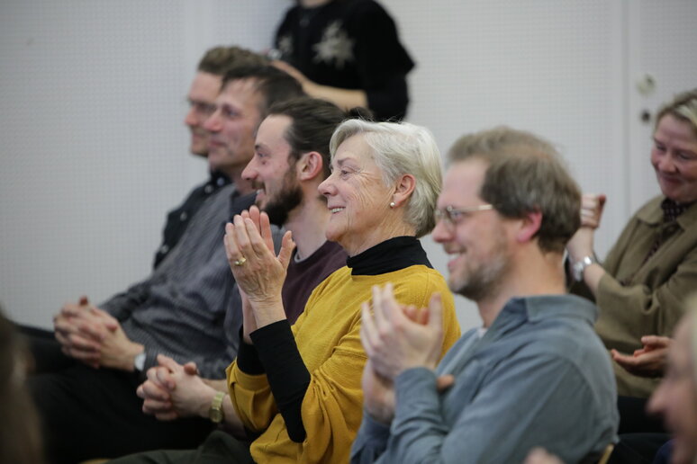 Stuhlreichen mit Publikum, größtenteils lachend