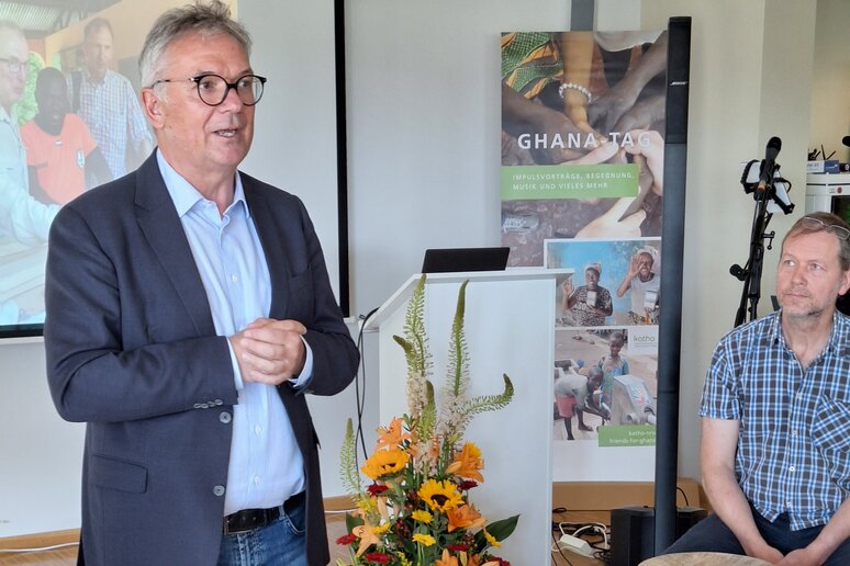 Der Rektor Hans Hobelsberger begrüßt die über 60 Gäste, die an diesem sonnigen Samstag zum Ghana-Tag in die katho gekommen sind.