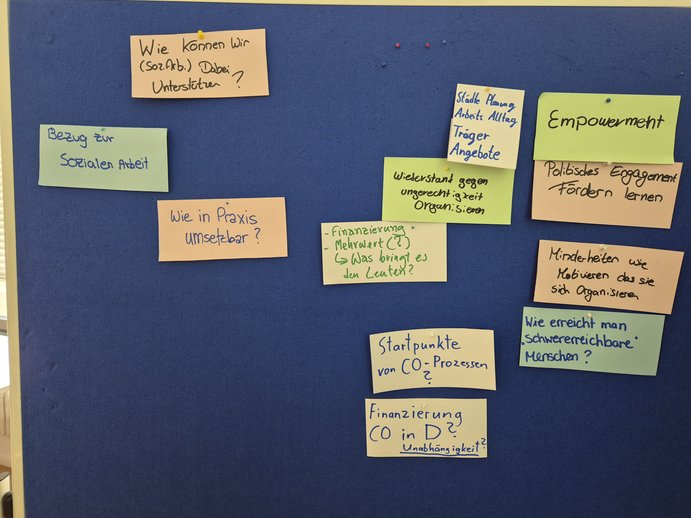 Beschriebene Zettel mit Fragen