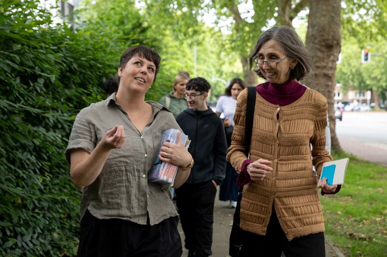 Zwei Personen im gemeinsamen Gespräch.