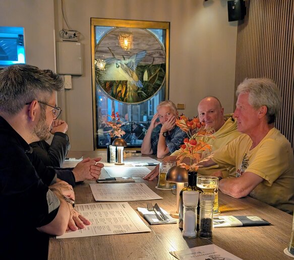 Ein gemeinsames Abendessen bildet den geselligen Abschluss des ersten Tages.