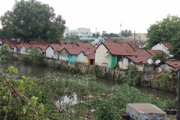 Einfache Wohnhäuser an einem Fluss in Südindien.