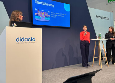 Dr.in Frank (l.), Prof.in Dr.in Verlinden (m.) und Jennifer Malek (r.) auf der Bühne