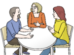 Drei Menschen sitzen diskutierend an einem Tisch.