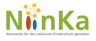 Logo des Netzwerk für inklusiven Kinderschutz gestalten (NinKa). NinKa in grün geschrieben. Das I ist durch ein roten und blaues oval ersetzt. Der I Punkt ist ein gelbes Netzwerk Symbol.