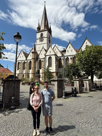 Vor der Evangelischen Stadtpfarrkirche mit Stadtführer Rafael Tichindelean (r.)