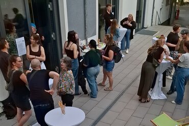 Ausklang bei Getränken im Innenhof