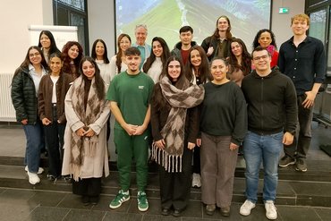 Studierende von Zefat Academic College und katho am Standort Aachen stehen für ein Gruppenfoto zusammen.  
