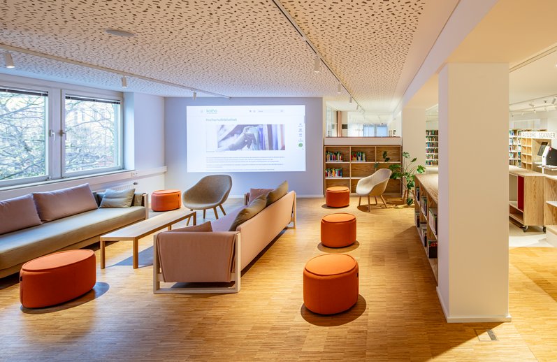 In der Lounge können die Nutzenden sich informell treffen und entspannen.