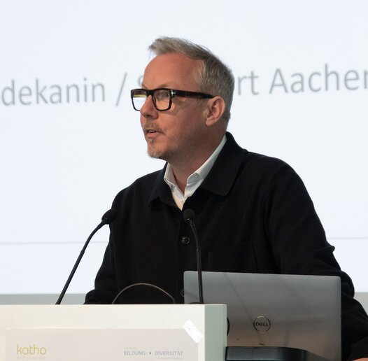 Michael Isfort steht am Rednerpult und spricht.