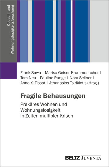 Buchcover mit vertikalen Streifen in Rosa, Violett und Grau; rechter Bereich zeigt Titel „Fragile Behausungen“, die Namen der Herausgeber_innen und Verlagslogo BELTZ Juventa auf weißem Grund.