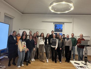 Gruppenbild der Studierenden, die ihr Lehrforschungsprojekt präsentiert haben. Die Studierenden lachen in die Kamera.
