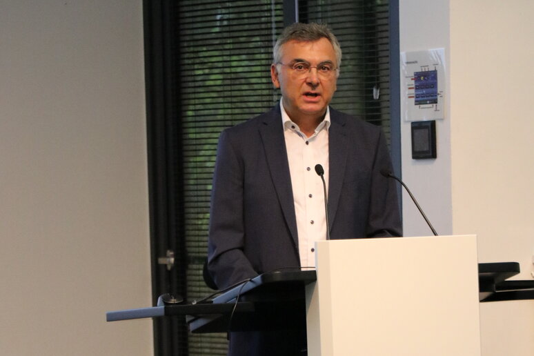 Professor Krockauer hält eine Einleitungsrede.