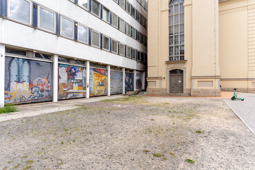 Das Rechenzentrum ist sehr nah an den Kirchturm gebaut