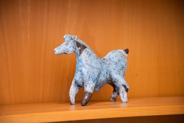 Ein aus Ton gestaltetes Pferd (Raku-Methode) mit weißer Glasur.