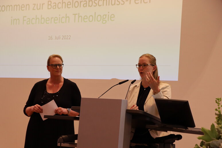 Michaela Welling und Anna Muehlberger vom Pauluskolleg am Redepult