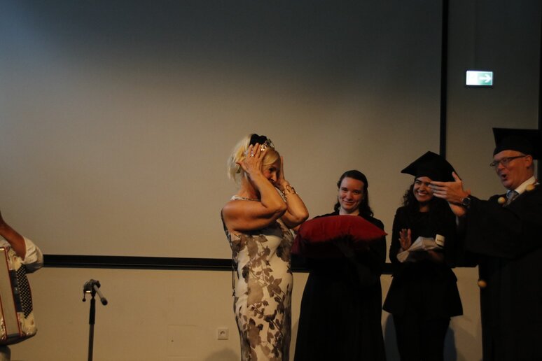 Antonia Lammel setzt sich die Krone auf.