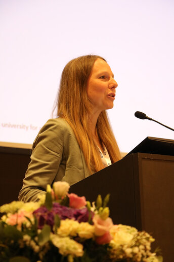 Lisa Jungkamp spricht an einem Pult in ein Mikrofon.