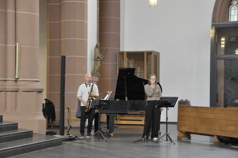 Die Graduiertenfeier und der Gottesdienst mit musikalischer Begleitung.