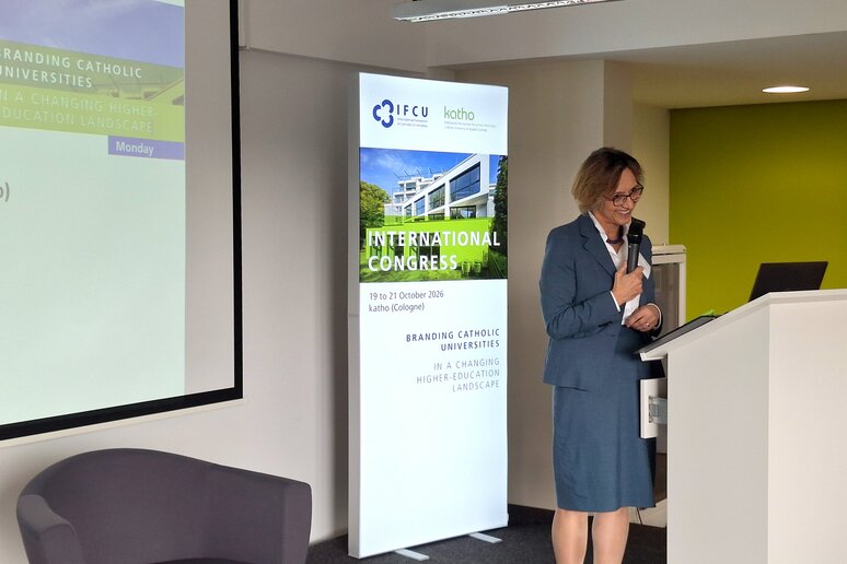 Barbara Schermaier-Stöckl steht auf Podium bei Eröffnung der IFCU-Konferenz
