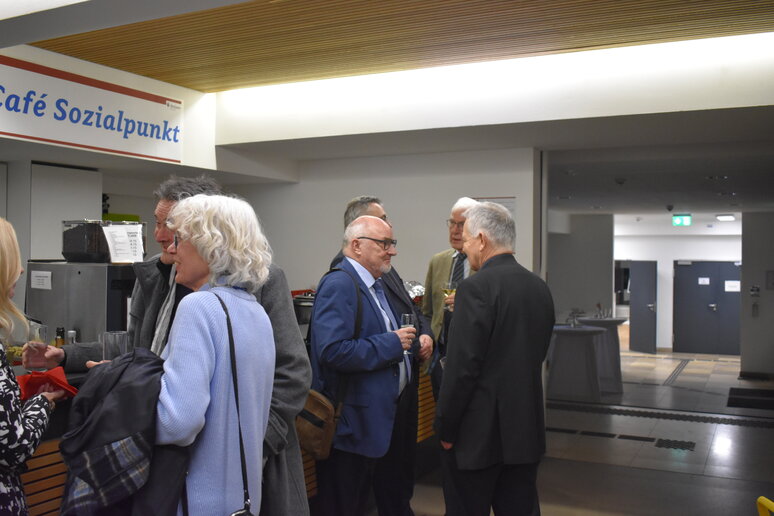 Menschen beim Small Talk