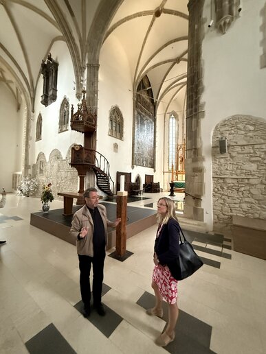 Mit Pfarrer Hans-Georg Junesch in der Evangelischen Stadtpfarrkirche Hermannstadt