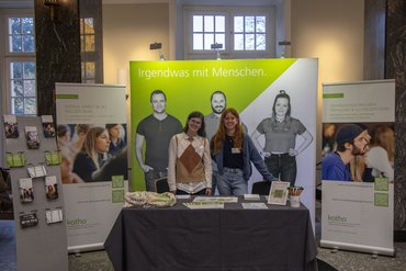 Die Studentinnen Anna Nolte (l.) und Norina Geiser (r.) am katho-Stand im Schloss der Universität Münster