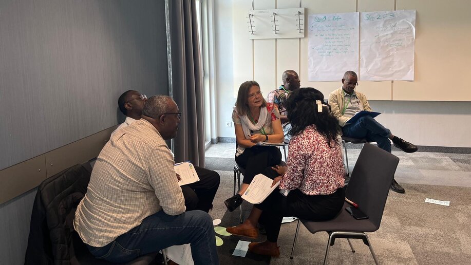 Eine Diskussionsrunde mit sitzenden Teilnehmenden eines Workshops.