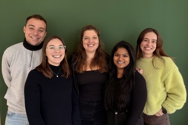 Die MaSA-Studierenden Clemens Fürsich, Johanna Giesa, Annika Grießing, Sajani Pannerselvam und Jule Krämer stehen für ein Gruppenfoto zusammen.