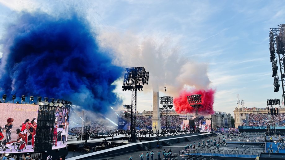 Eindrücke von der Eröffnungsfeier: Rauchschwaden in den französischen Nationalfarben blau, weiß, rot ziehen über das Stadion hinweg.