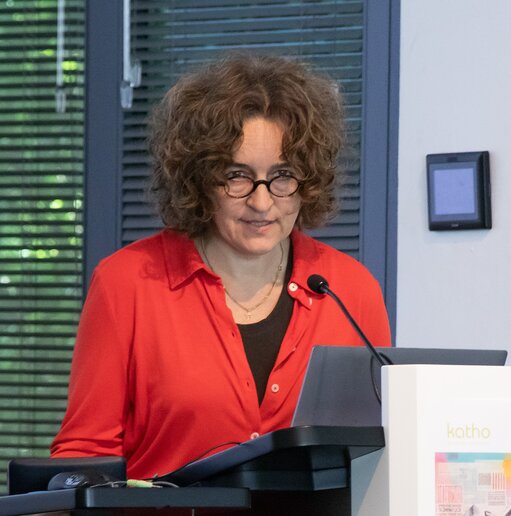 Yvonne Brandl spricht am Rednerpult.