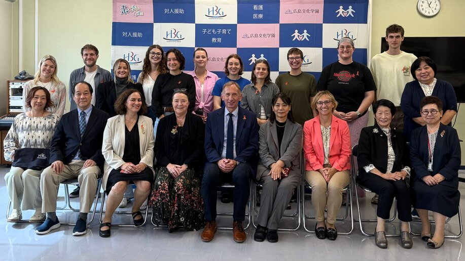 Gemeinsames Gruppenbild mit Vertreter_innen der katho und der Hiroshima University.