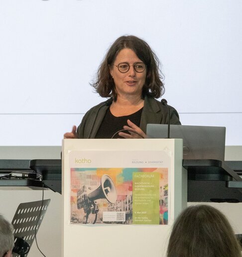 Marion Gerards steht am Stehpult und spricht.