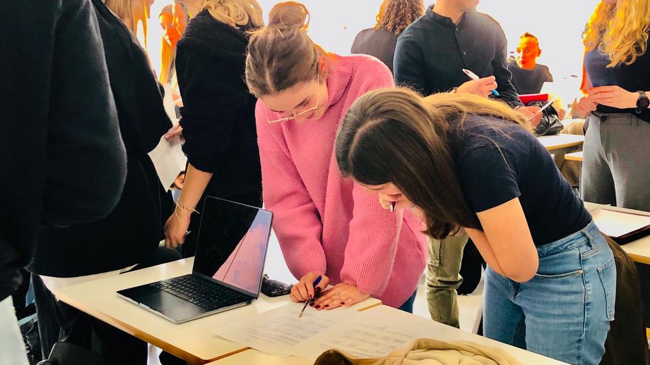 Zu sehen sind deutsche und französische Studierende während der Seminararbeit.